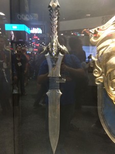 Warcraft-movie-logo-weapons-dragon-sword.jpg